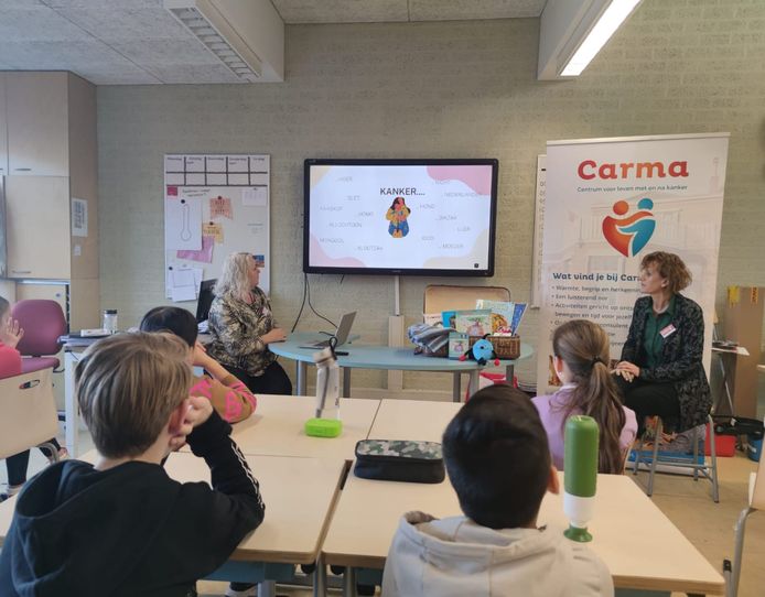 Carma in de klas bij de kinderen van groep 7 en 8 van de Joannesschool in Naaldwijk.