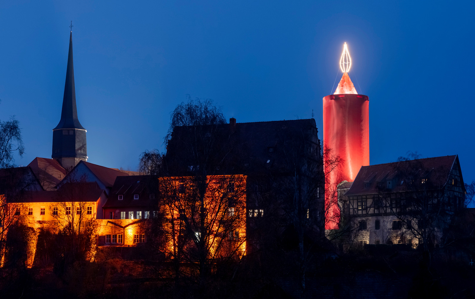 De 42 meter hoge ‘kandelaar van Schlitz’ (bij het Duitse Fulda) brandt tijdens de Adventtijd.  Beeld EPA