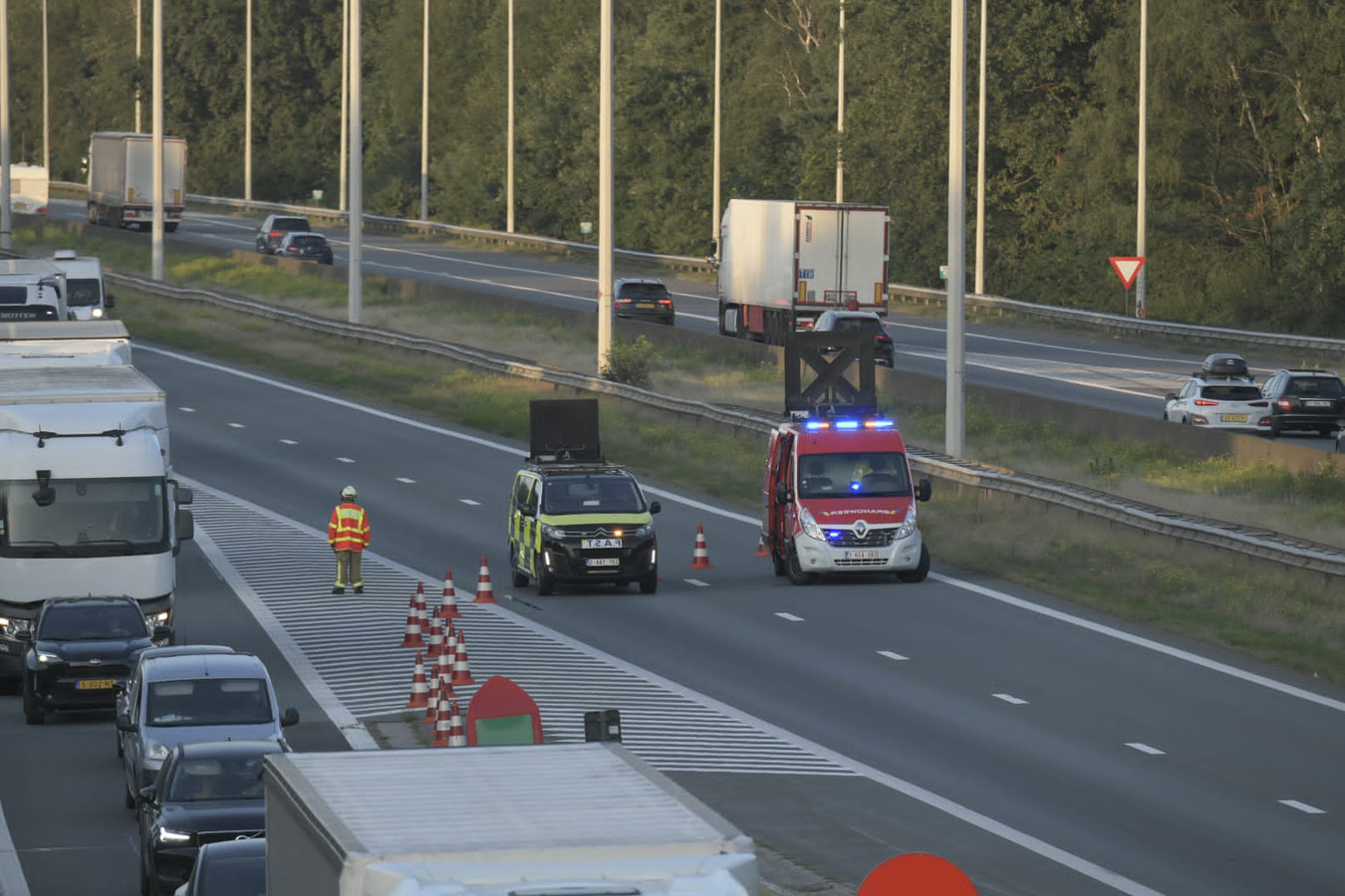 E19 naar Antwerpen volledig geblokkeerd door ongeval bij SintJobin't