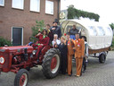 Jovink vierde feest in Markelo. Hier al meutend, een Markelose traditie, door de straten van het dorp.