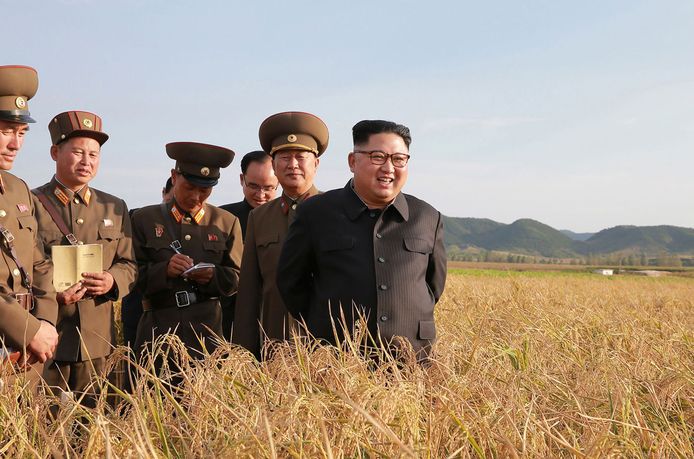 De Noord-Koreaanse leider Kim Jong-un (R)