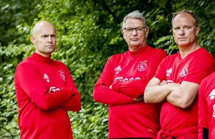 Marcel Keizer met Hennie Spijkerman, Dennis Bergkamp en Aron Winter tijdens de training in het Amsterdamse Bos afgelopen zomer.