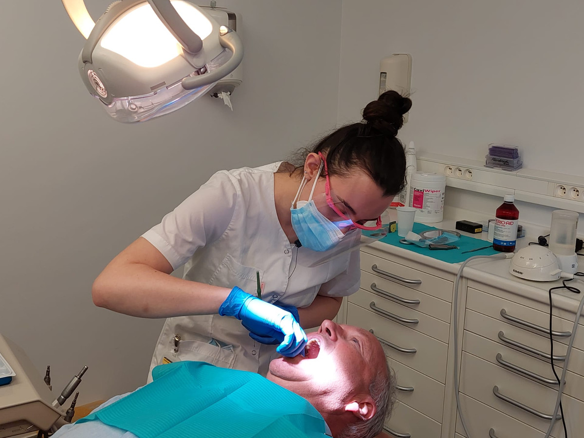 Adriana (24) is de eerste mondhygiëniste in Gent "Wij nemen de tijd voor preventie” Foto hln.be