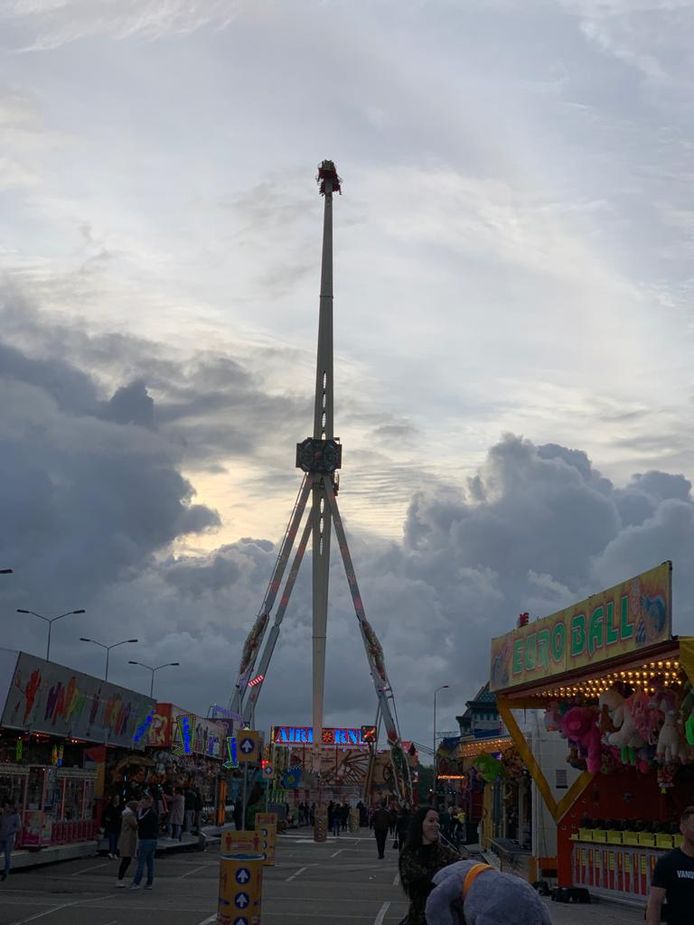 Kermisgangers Zitten Op 65 Meter Hoogte Vast In Grootste Booster Ter Wereld  | Binnenland | Tubantia.Nl