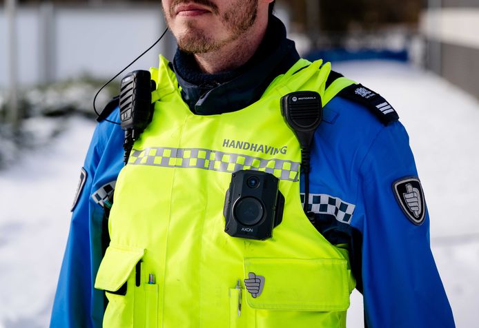 Bijzondere opsporingsambtenaren gaan deze zomer aan huis controleren of mensen zich wel aan hun quarantaineplicht houden.