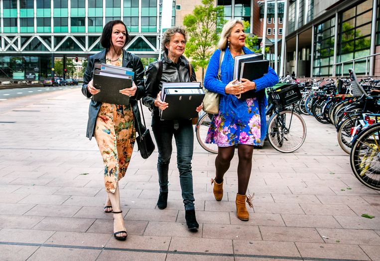 Advocaat Benedicte Ficq (M), longarts Wanda de Kanter en aangeefster en longkankerpatiënt Annemarie van Veen (L) komen aan bij het gerechtshof in Den Haag om hun klaagschrift in de strijd tegen de tabaksindustrie te overhandigen. Beeld ANP