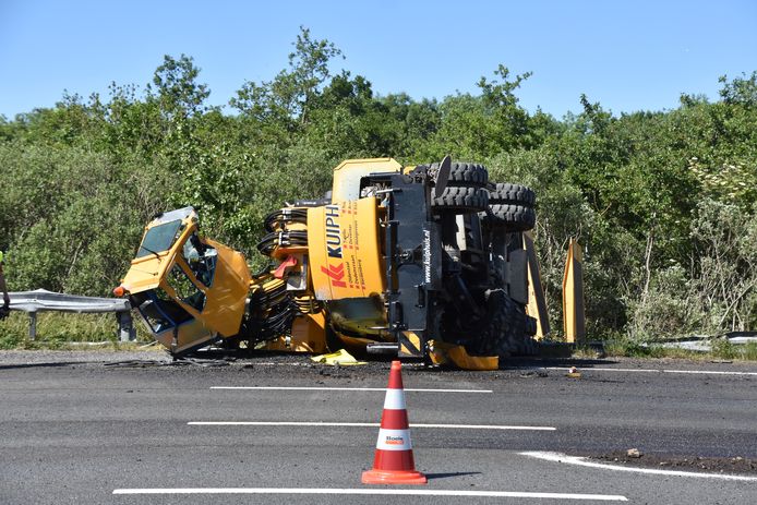 Vrachtwagen gekanteld op de A12 bij Gouda.