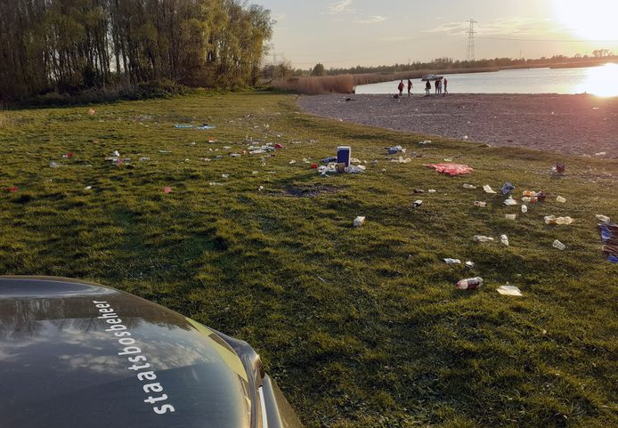 Een enorme hoeveelheid rotzooi bleef achter in de Biesbosch na Koningsdag 2021.