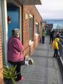 Ouderen werden verrast met een kerstpakket en kleine aubade.
