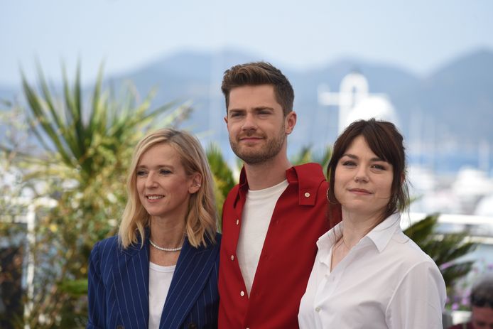 Van links naar rechts: Lea Drucker, Lukas Dhont en Émilie Dequenne tijdens de première van 'Close' in Cannes.