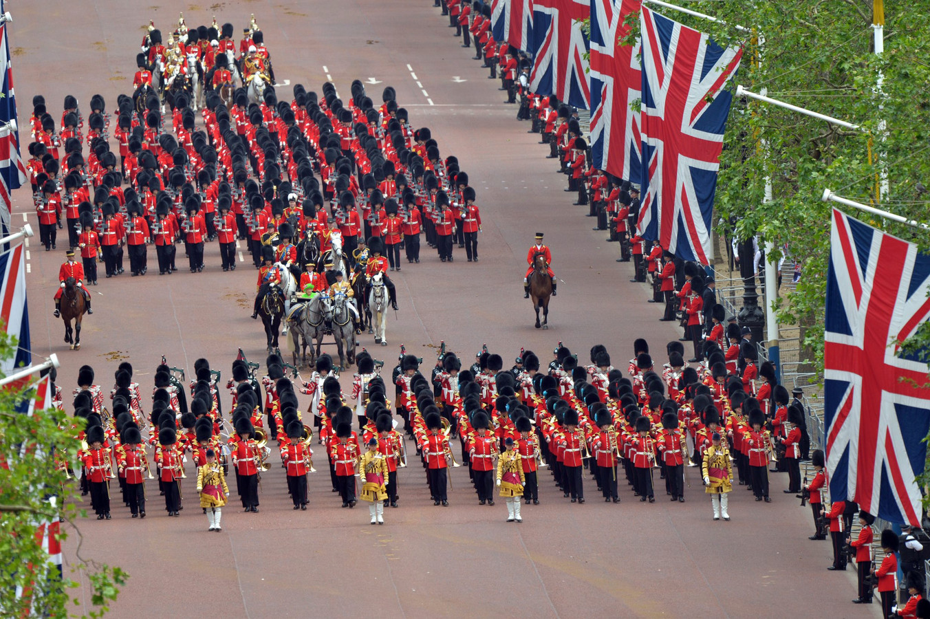 Trooping the colour 2024. The Trooping of the Colour в Великобритании. Trooping the Colour праздник. Парад в Великобритании. Вынос Знамени Англия.