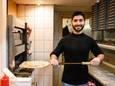 Mustafa Al Halabi bakt Syrische pizza’s in zijn nieuwe eethuis.