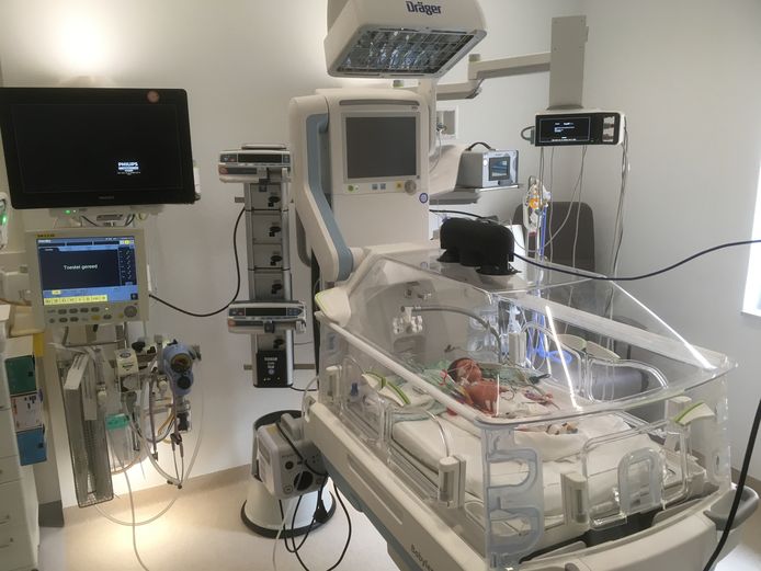 Een van de nieuwe kamers van de Neonatale Intensive Care Unit (NICU) van het Amalia Kinderziekenhuis in Nijmegen. In de couveuse ligt een pop.