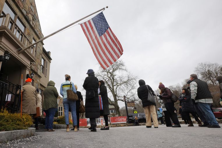 Mensen wachten in de rij voor de Silicon Valley Bank in Wellesley, Massachusetts, 13 maart 2023. Beeld Brian Snyder / REUTERS