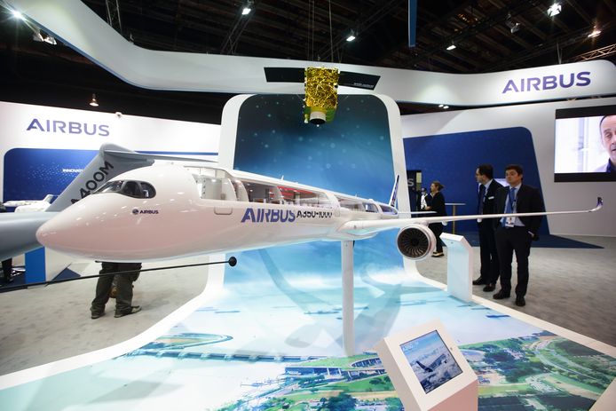Het nieuwe type A350-1000 van de Europese vliegtuigbouwer Airbus op een luchtvaartshow in Singapore eerder deze week.