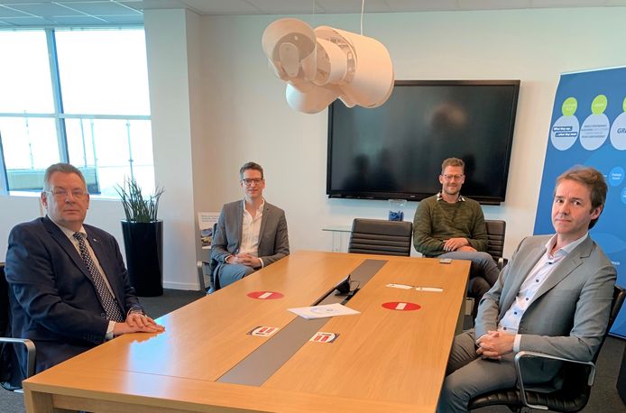 links vooraan Kris Cloots, CEO ISS,Links achter: Tom Vandekerckhove, Managing Director Water Experts Rechts achter: Jacob Bossaer, CEO Water Experts / Bosaq en rechts voor: Bart Mariman CCO ISS