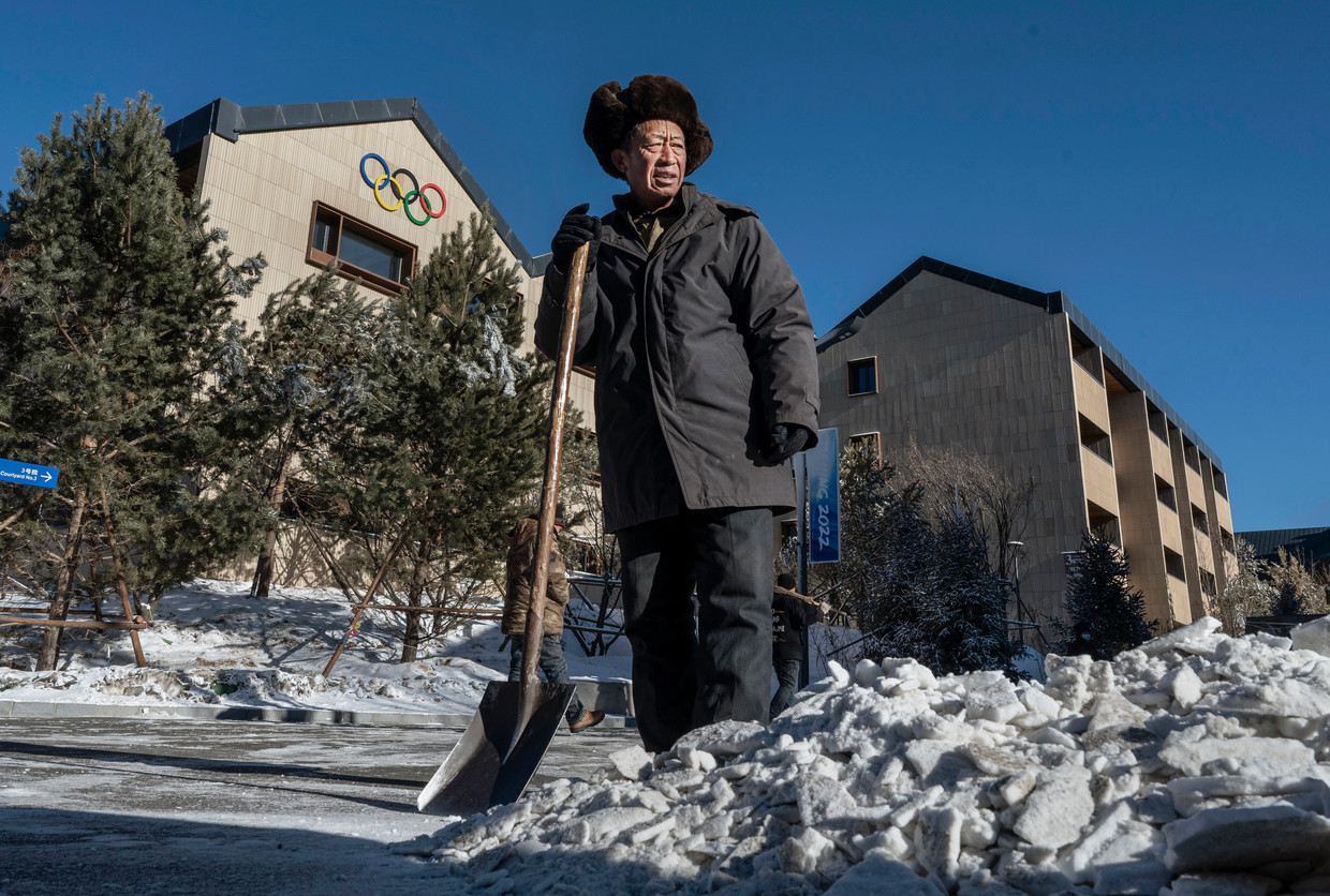 Sneeuw scheppen in  Zhangjiakou, waar veel atleten worden gehuisvest. De sneeuw is nep. Beeld Getty Images