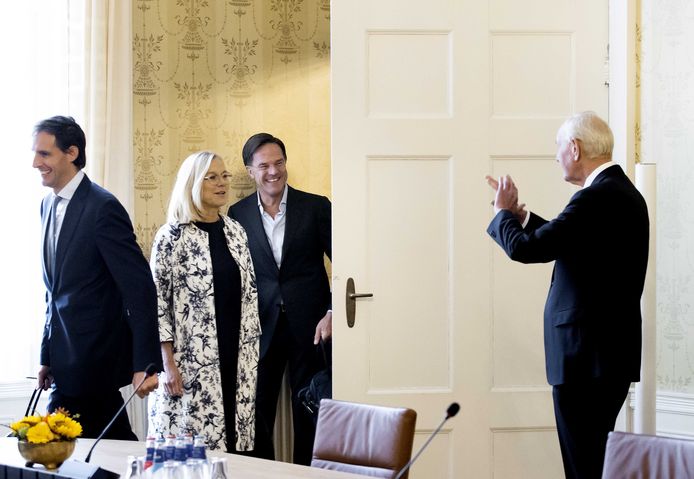 Informateur Johan Remkes (R) met demissionair premier Mark Rutte, Sigrid Kaag (2L) en Wopke Hoekstra (L) in het Logement.