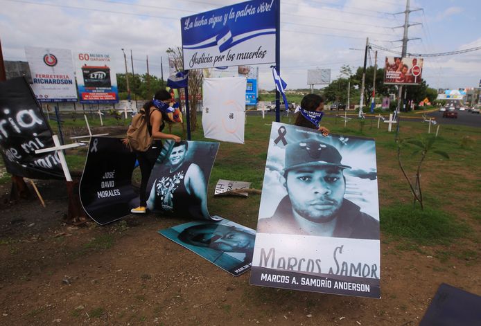 Demonstranten plaatsen borden met foto's van de tieners die de afgelopen dagen zijn omgekomen bij de protesten.
