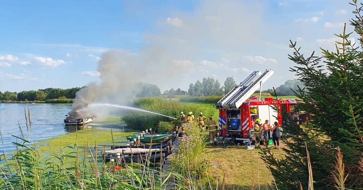 Plezierjacht brandt uit in Oude Maas bij Lithoijen - AD