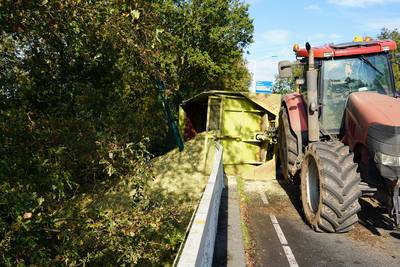 Kiepkar kantelt in Gilze, talud vol met mais