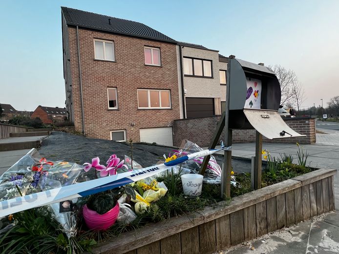 Bloemen aan het huis waar het drama plaatsvond.