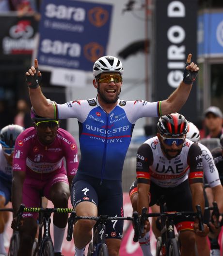 Mark Cavendish remporte la troisième étape du Giro, van der Poel conserve le maillot rose