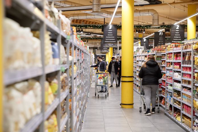 Klanten in de supermarkt.