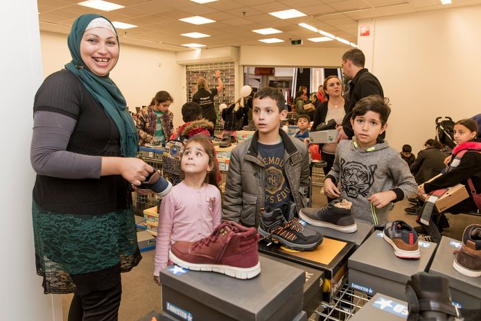 Stichting Net Niet Genoeg houdt vaker acties; op de foto worden er schoenen uitgedeeld aan mensen die het niet breed hebben.