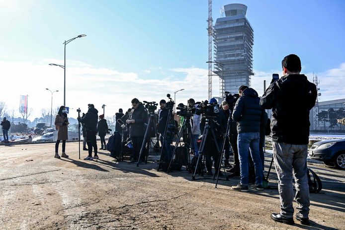 Veel pers aan de VIP-exit op de luchthaven van Belgrado.