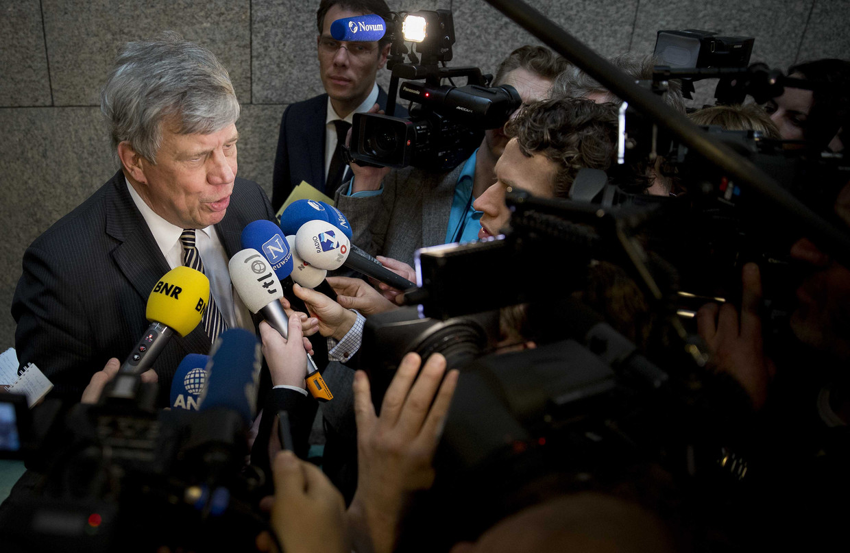 Minister Ivo Opstelten van Veiligheid en Justitie staat journalisten te woord. Beeld ANP
