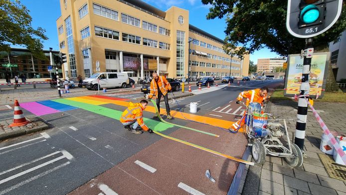 Het regenboogpad werd aangelegd voor de deur bij Saxion