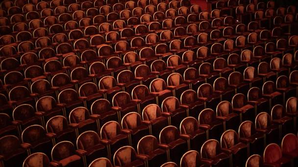 De Munt, achter het rode Toneelscherm