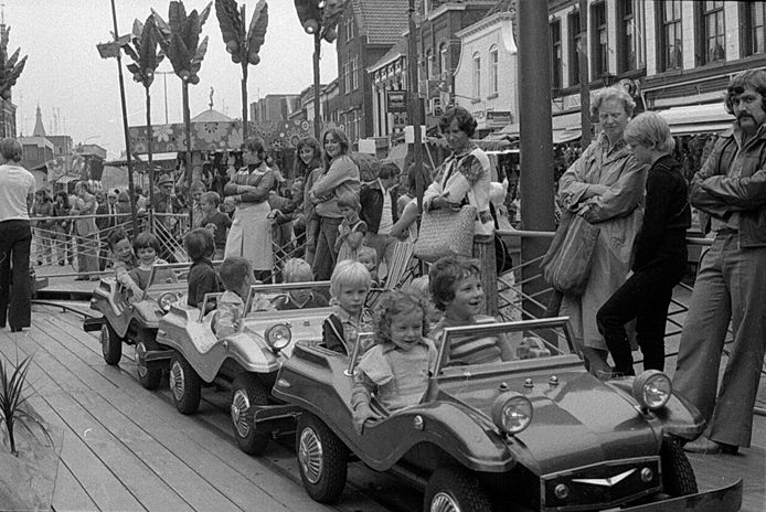 Kinderen in de buggy's op de zomerkermis van 1978.