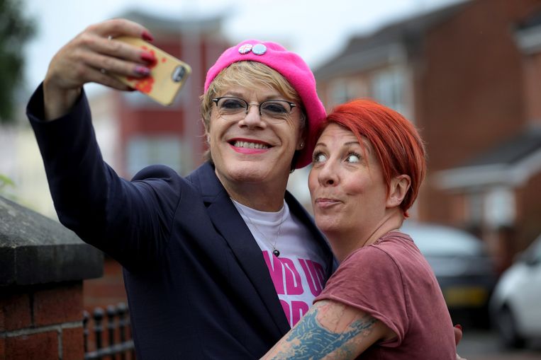 Rachel Morris (R) maakt een selfie met comedian en acteur Eddie Izzard.  Beeld Christopher Furlong / Getty