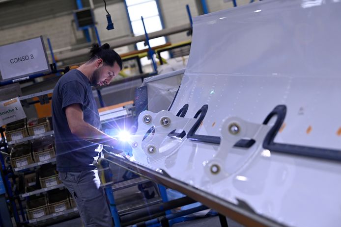 Een werknemer aan de slag in een productiehal van Sonaca.