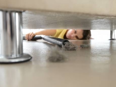 Met een dekbedovertrek en slaolie haal je stof weg op moeilijk bereikbare plekken
