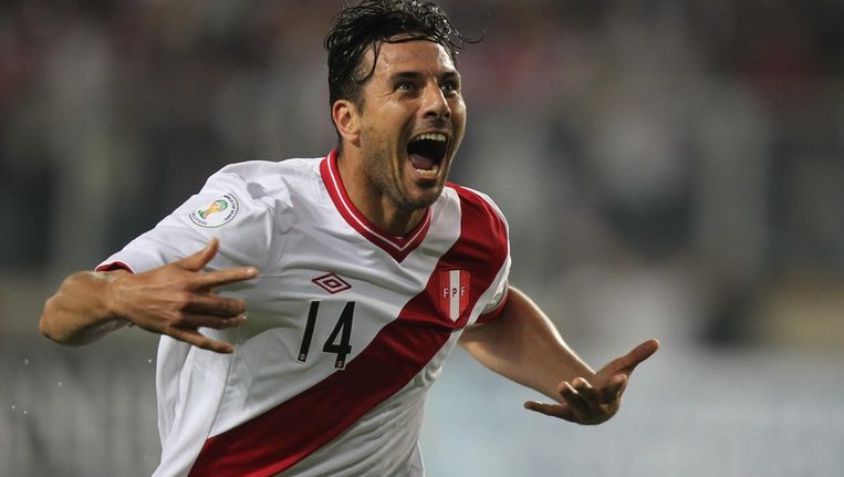 Claudio Pizarro viert zijn doelpunt tegen Ecuador. Beeld epa