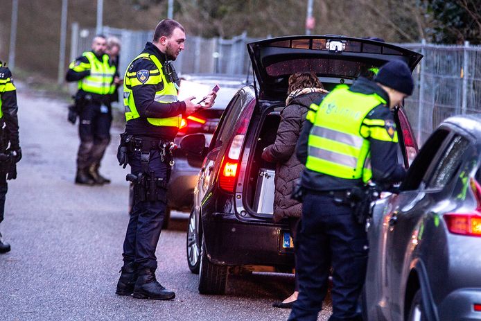 De grote verkeerscontrole en de fouilleeracties in Dordrecht leidden donderdag tot twaalf aanhoudingen.