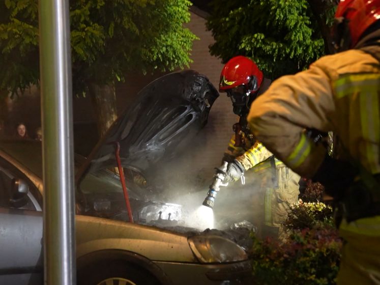 Auto in vlammen op in Helmond: voertuig begint door kortsluiting door brand stukje te rijden