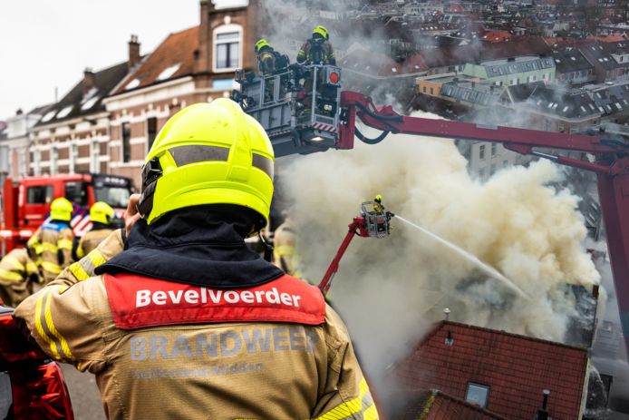 Brandweer blust drie woningen en een schuur vanuit de lucht. Er woedt brand in huizen aan de De Wilstraat in de Arnhemse wijk St. Marten. Fotobewerking.