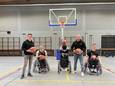 Andres en Giovanni (rechtstaand) met leden Pieter, Lien en Jens van de rolstoelbasketbalclub van Heule, die ze steunen met hun deelname aan de Viking Run.