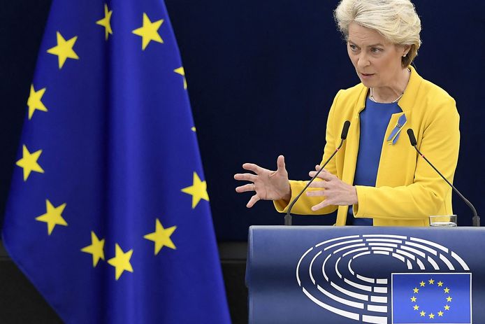 Ursula von der Leyen maakte politiek statement met gele blazer en blauwe  blouse: verstandige of gevaarlijke keuze? | Exclusief voor abonnees | hln.be