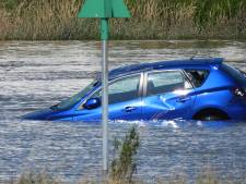 Wéér aanvaring met Oude IJsselbrug in Zutphen: nu verliest binnenvaartschip stuurhut én auto
