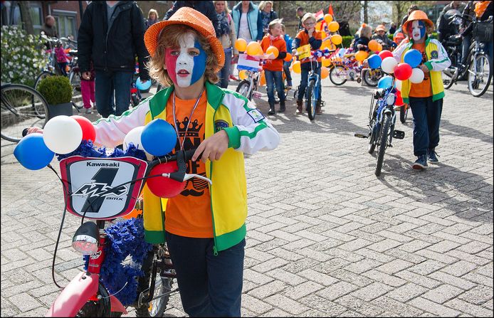 Versierde fietsen tijdens Koningsdag 2015 in Malden.