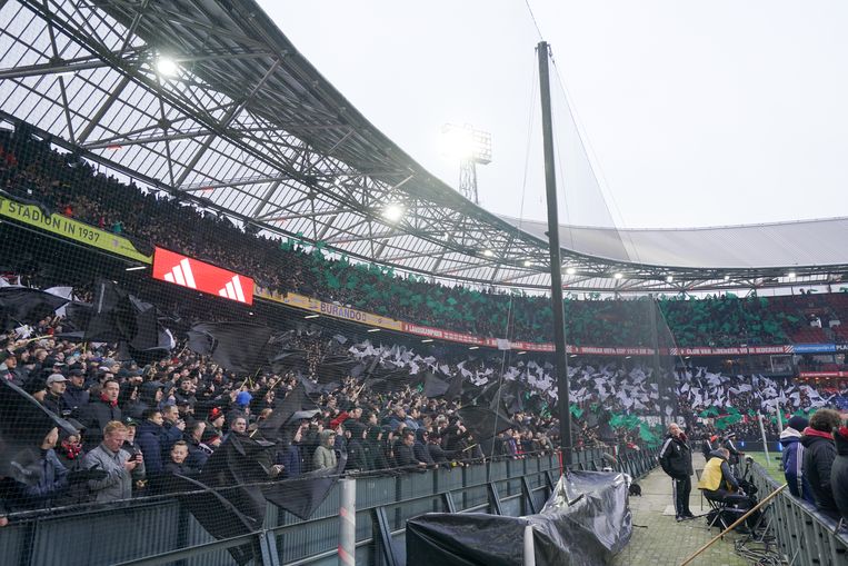 In de Kuip hingen bij de competitiewedstrijd tegen Ajax hoge netten in heel het stadion. Beeld Pro Shots/Kay in ‘t Veen