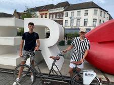 Jaël en Ruben (17) fietsen tegen armoede op tandem naar Parijs: ‘Daarna verkopen we ‘m meteen’