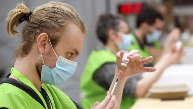 OVERZICHT. Aantal nieuwe besmettingen blijft fors stijgen, voor het eerst in jaar tijd overleed woensdag niemand aan corona