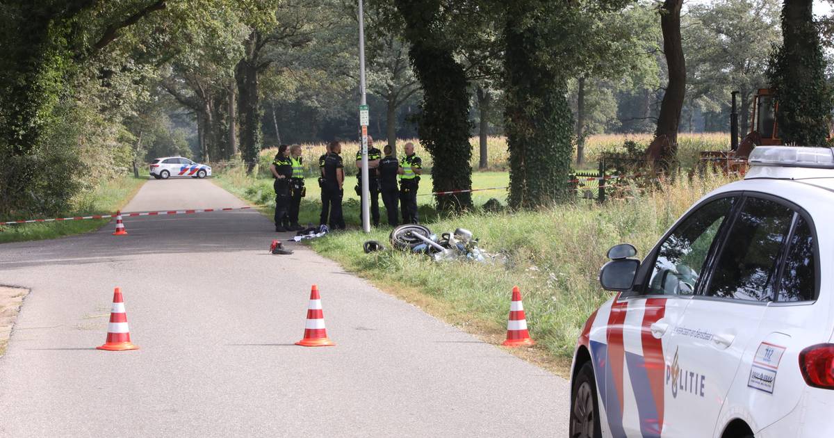 Motorrijder zwaargewond bij aanrijding met shovel in Weerselo.
