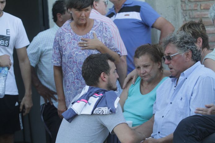 Horacio Sala (rechts), vader van de vermiste Emiliano Sala, wordt getroost tijdens een bijeenkomst die donderdag voor de voetballer in zijn thuisland werd gehouden. De familie wil dat de zoektocht naar Sala wordt voortgezet.